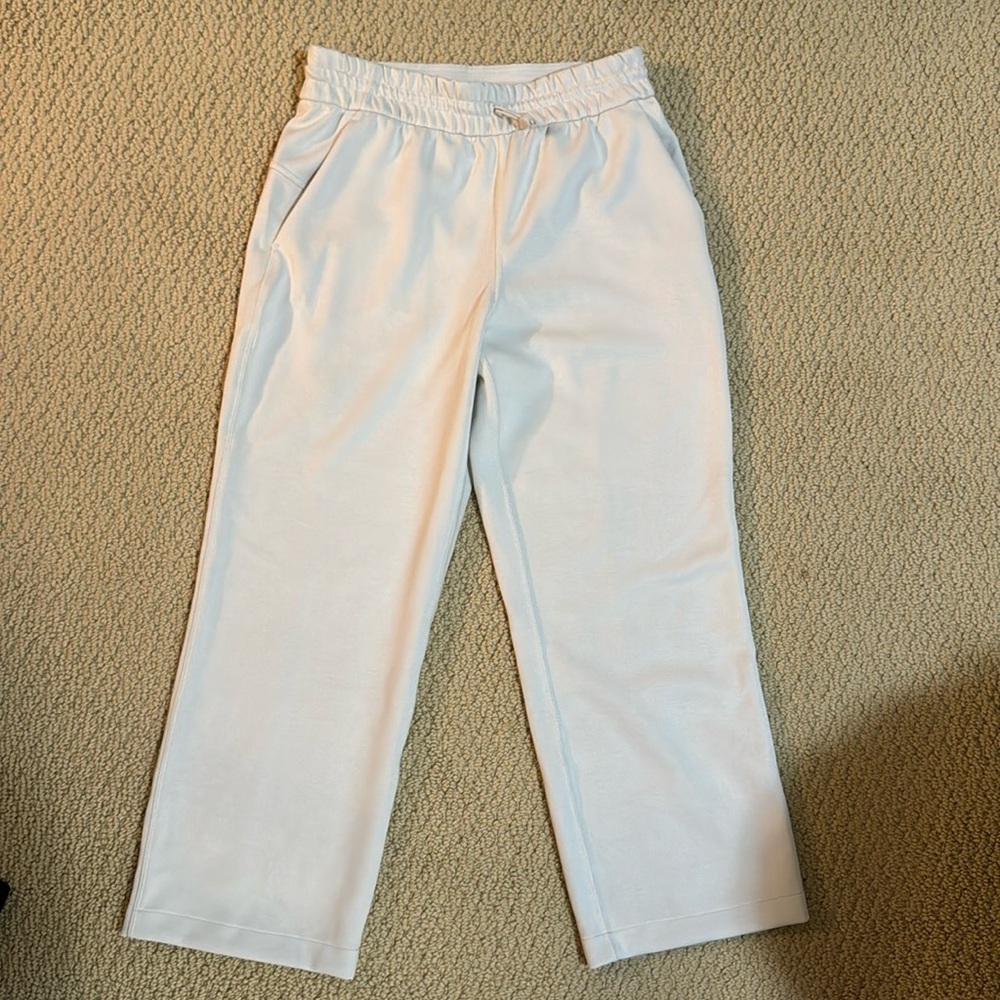 Soft stream crop in Bone color, size 6, high rise